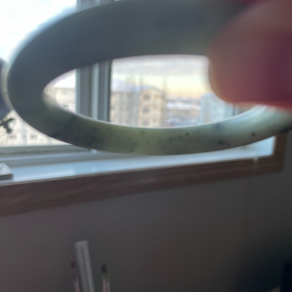 Vintage polished flecked moss Jade bangle - Picture 3 of 4
